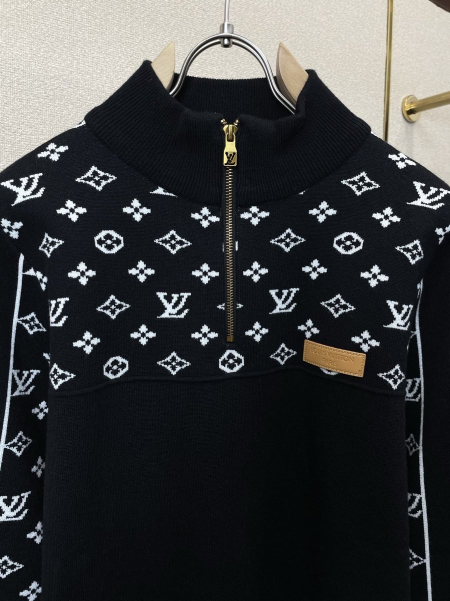louis vuitton pull à col montant zippé et motifs monogramme - vue 6