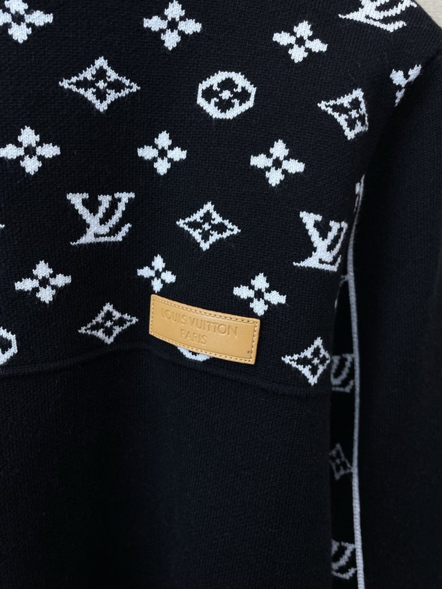 louis vuitton pull à col montant zippé et motifs monogramme - vue 7
