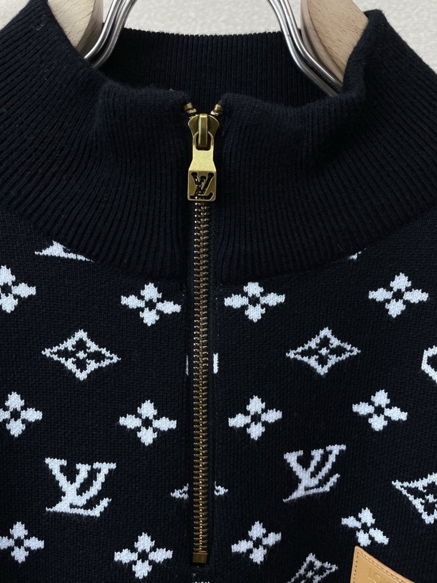 louis vuitton pull à col montant zippé et motifs monogramme - vue 8