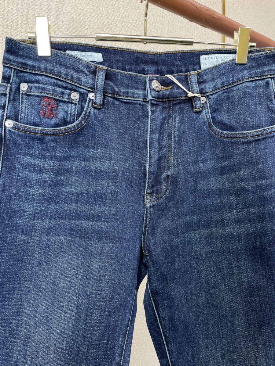 Brunello Cucinelli Jean bleu foncé à surpiqûres croisées sur les poches – Image 4