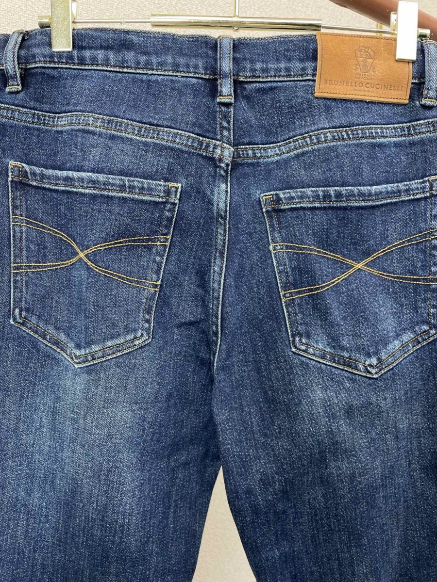 Brunello Cucinelli Jean bleu foncé à surpiqûres croisées sur les poches – Image 5