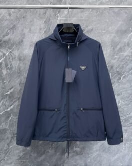 Prada Veste coupe-vent à capuche et écusson triangle