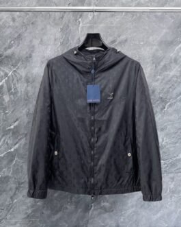 louis vuitton veste coupe-vent à capuche monogramme ton sur ton