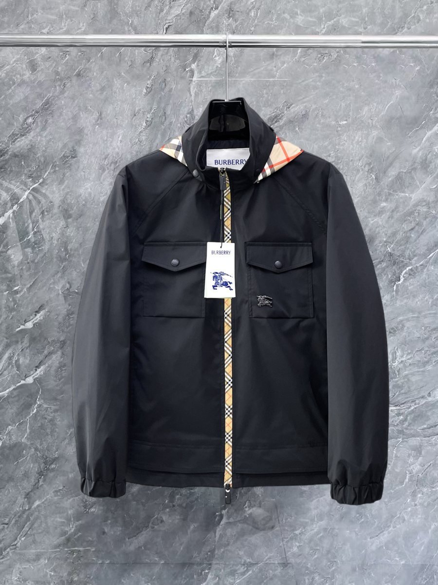 Burberry Blouson noir à capuche doublée carreaux