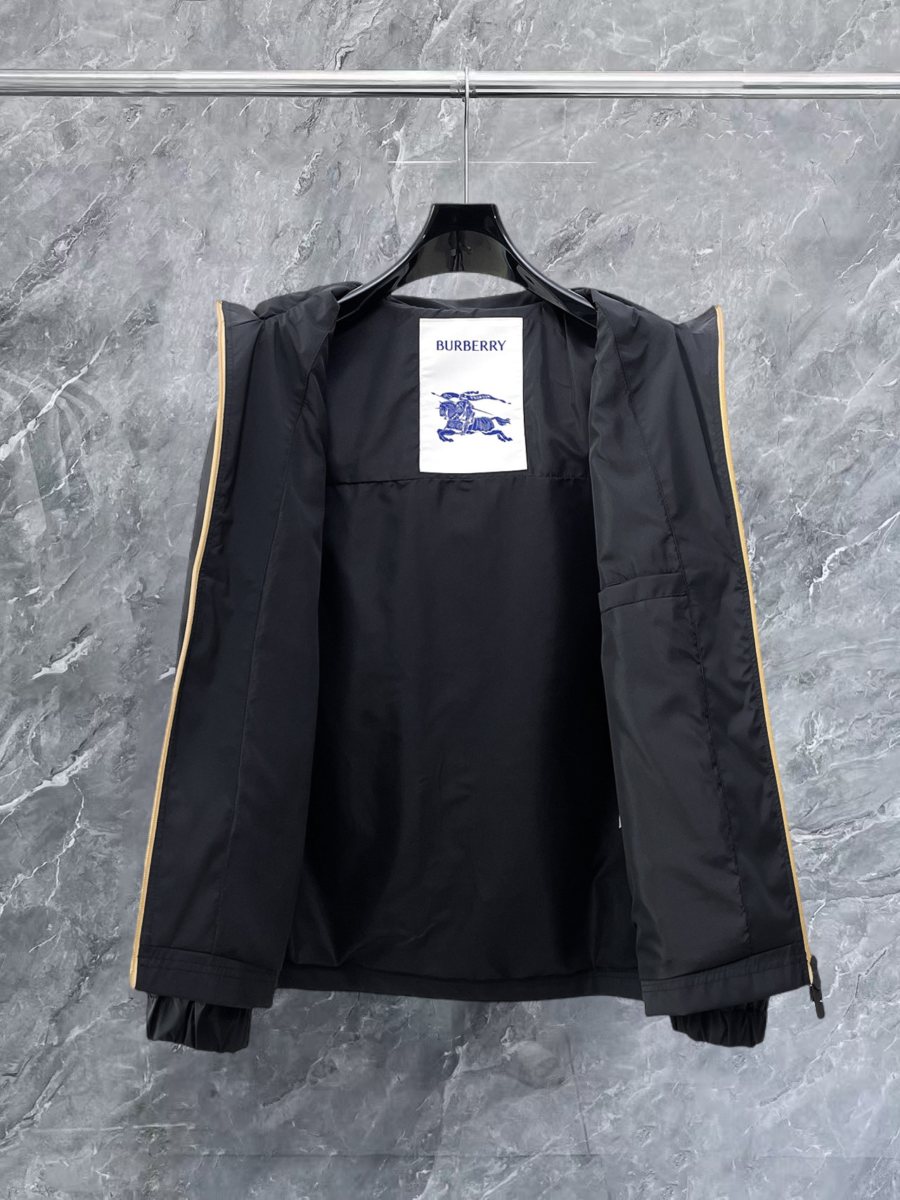 Burberry Blouson noir à capuche doublée carreaux – Image 2