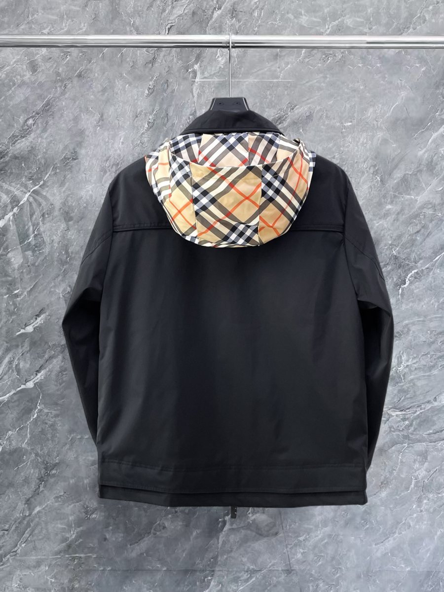 Burberry Blouson noir à capuche doublée carreaux – Image 3