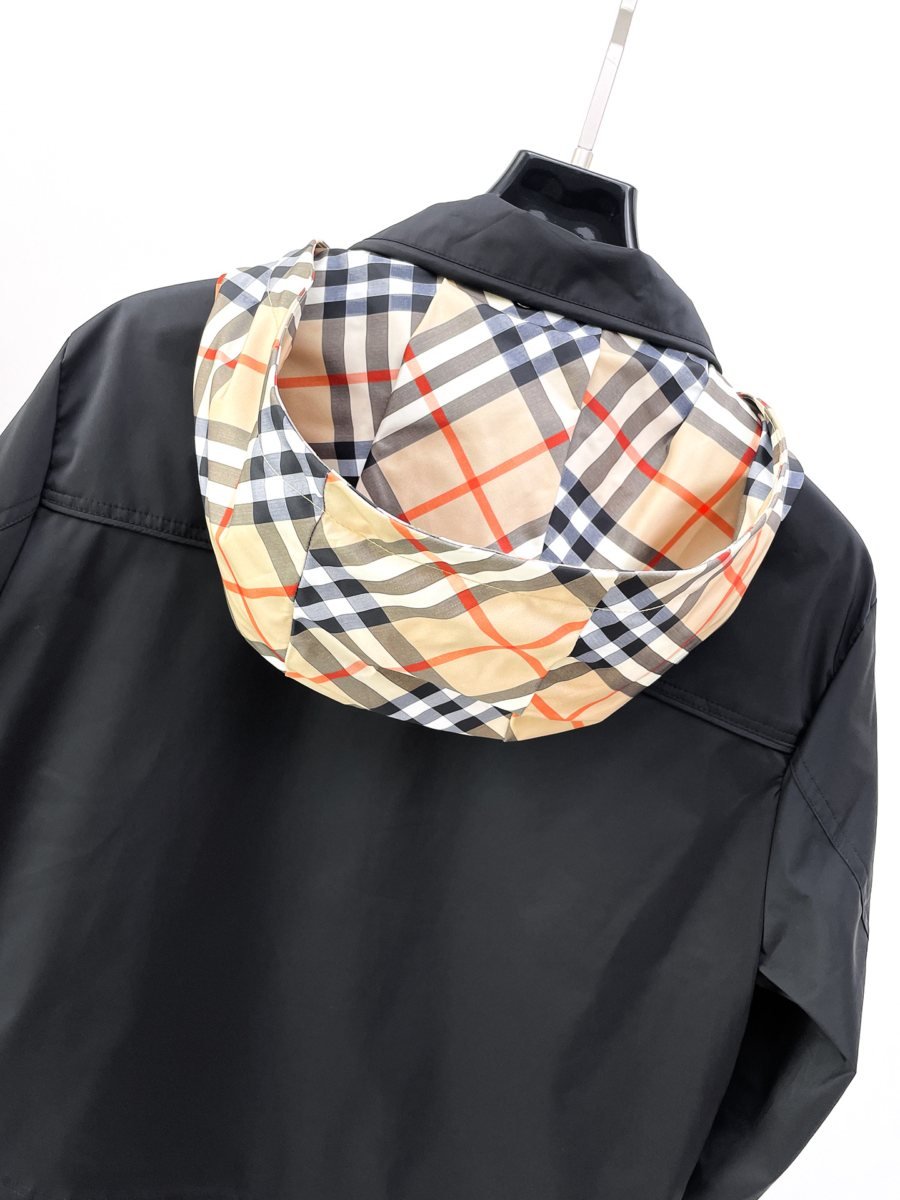 Burberry Blouson noir à capuche doublée carreaux – Image 4