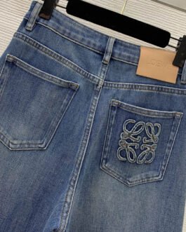 Loewe Jean large bleu à broderie anagramme au dos