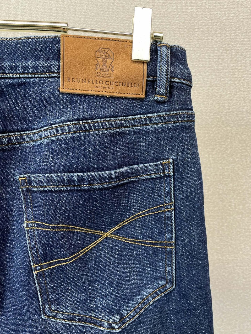 Brunello Cucinelli Jean bleu foncé à surpiqûres croisées sur les poches