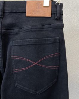 Brunello Cucinelli Jean noir à surpiqûres bordeaux croisées