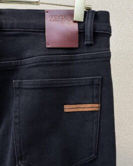 Zegna Jean noir à étiquette cuir bordeaux et détail poche arrière