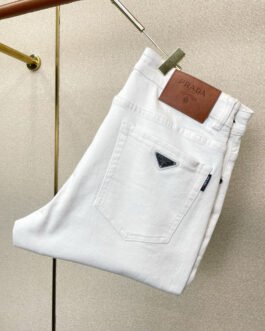 Prada Jean blanc à détail triangulaire sur poche