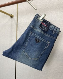 Prada Jean bleu délavé à poche triangle