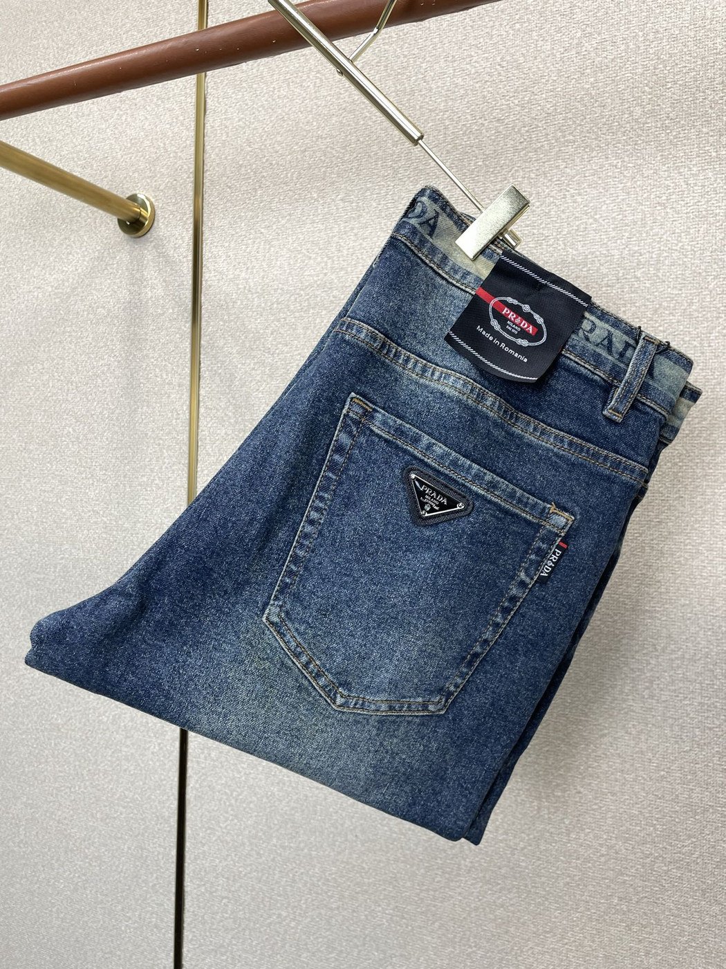 Prada Jean bleu délavé à poche triangle