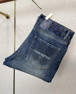 Louis Vuitton Jean bleu délavé à broderie de poche