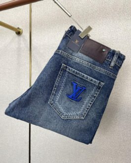Louis Vuitton Jean délavé à écusson LV bleu sur poche
