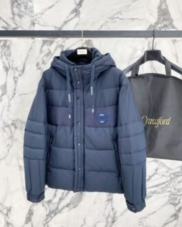 Gucci Doudoune à capuche avec écusson poitrine