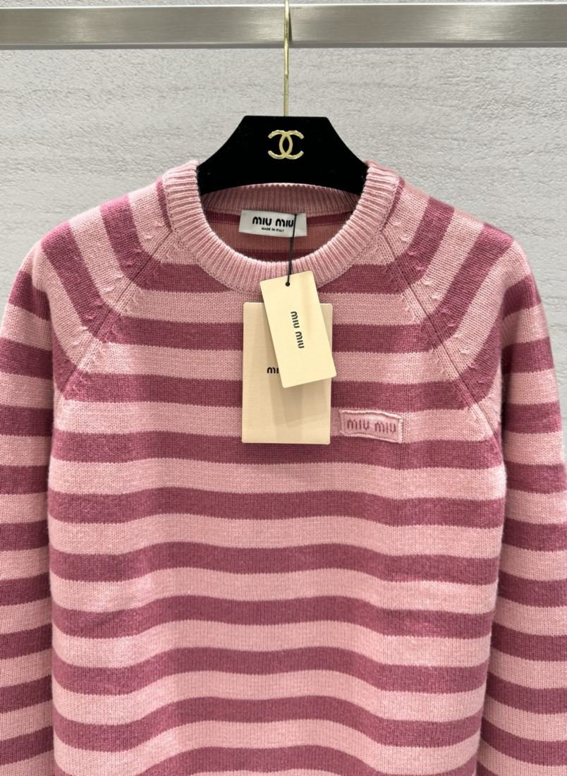 Miu Miu Pull rayé rose à col rond – Image 2