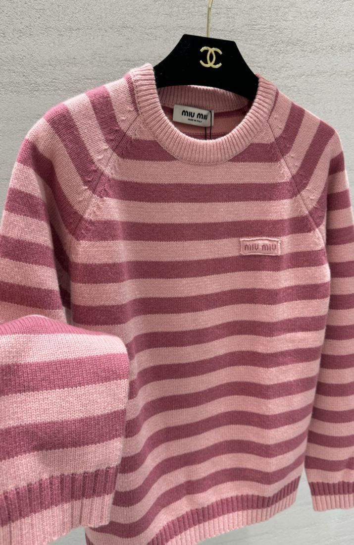 Miu Miu Pull rayé rose à col rond – Image 3