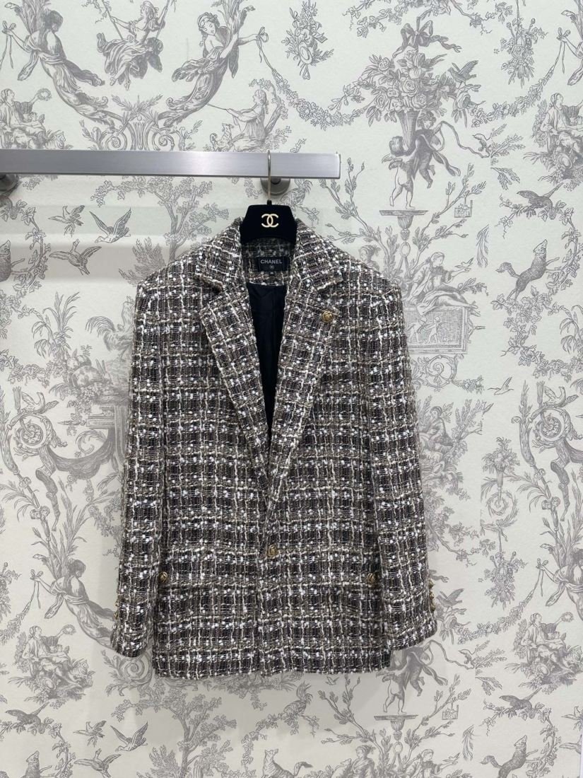 Chanel Veste de tailleur en tweed gris à boutons dorés