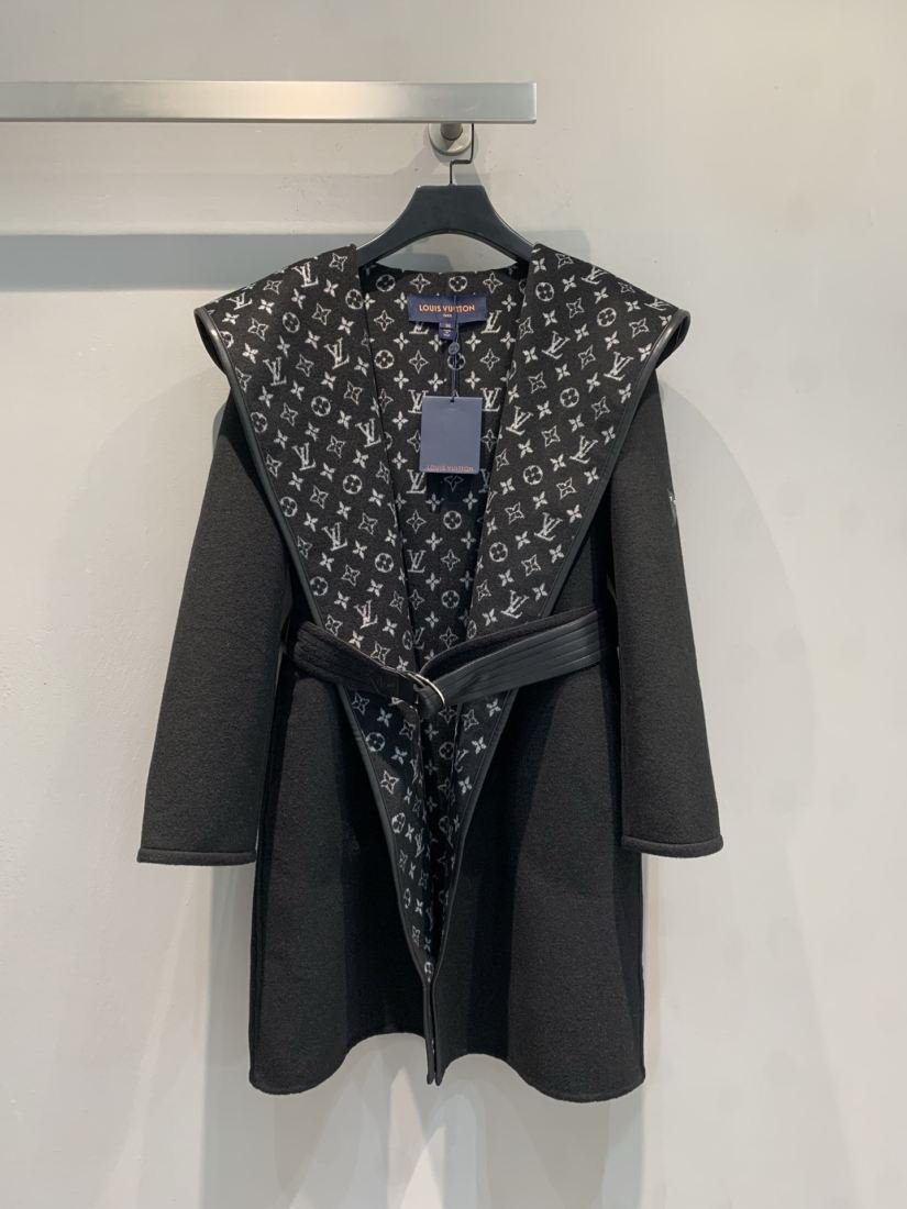 louis vuitton manteau ceinturé à large revers monogrammé