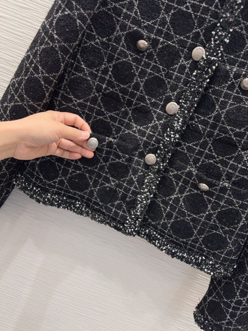 Dior Veste courte en tweed à boutons décoratifs – Image 4