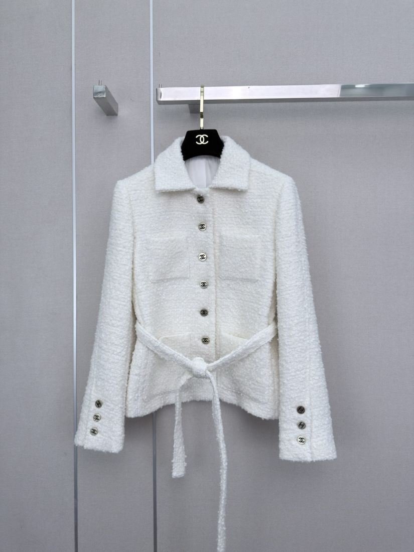 Chanel Veste ceinturée en tweed blanc à boutons métal