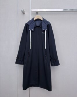 Miu Miu Trench long à capuche et cordons contrastés
