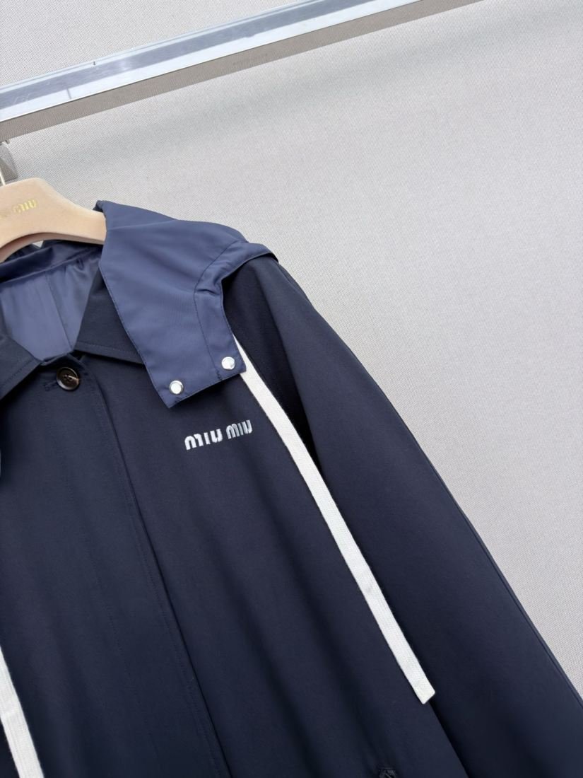 Miu Miu Trench long à capuche et cordons contrastés – Image 3