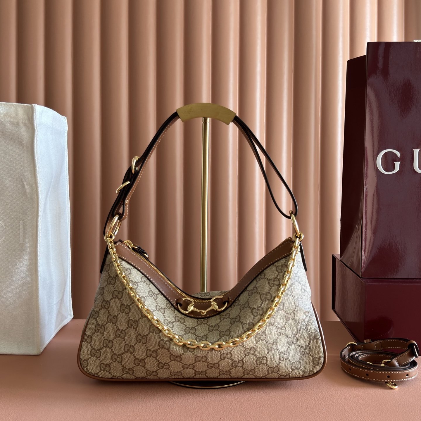 gucci sac hobo compact à mors doré et chaîne - vue 11
