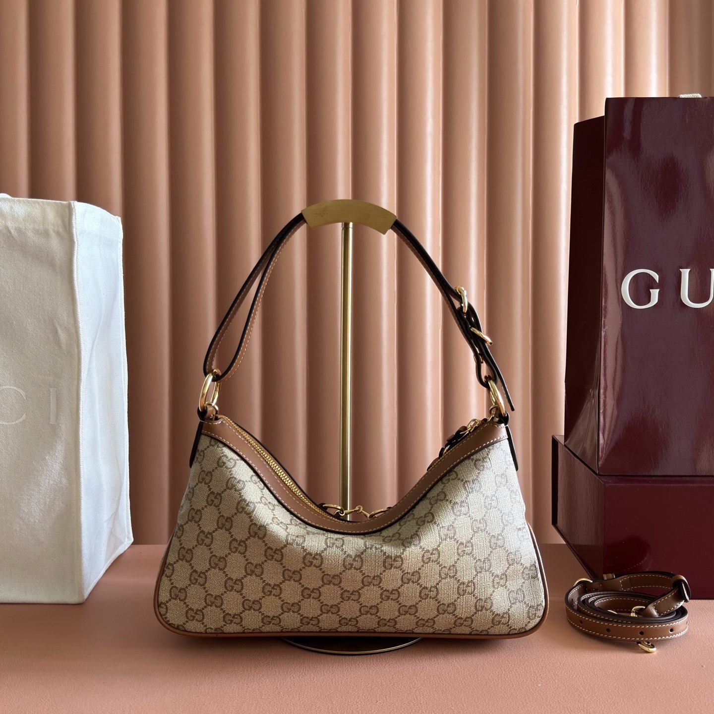 gucci sac hobo compact à mors doré et chaîne - vue 12