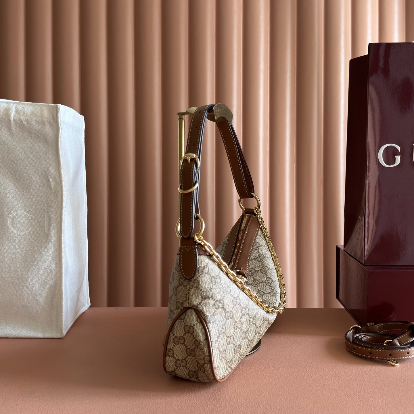gucci sac hobo compact à mors doré et chaîne - vue 13