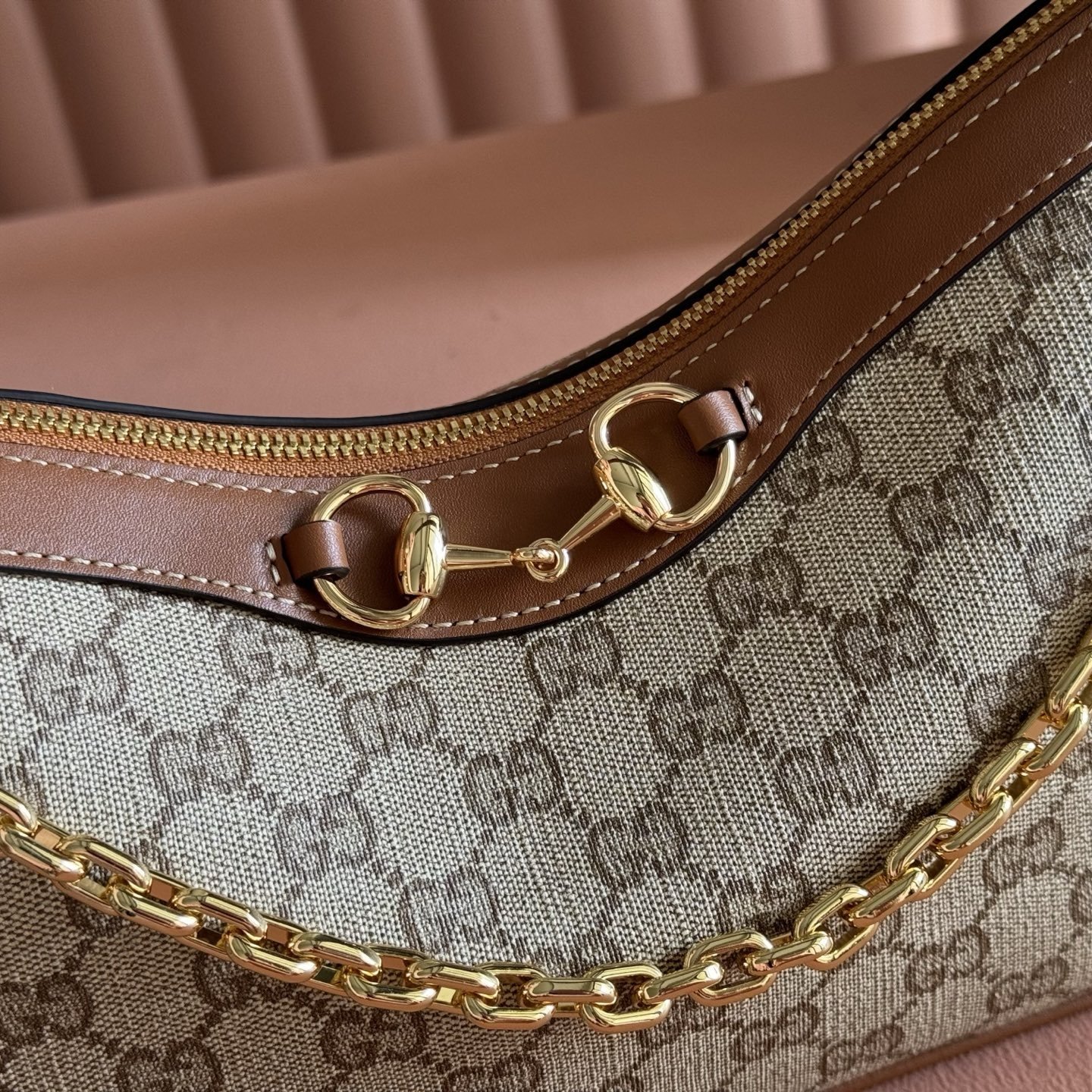 gucci sac hobo compact à mors doré et chaîne - vue 14
