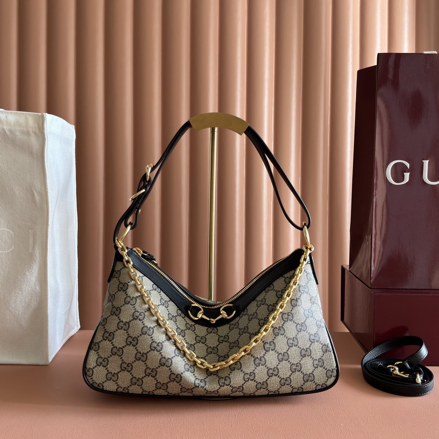 gucci sac hobo compact à mors doré et chaîne - vue 16