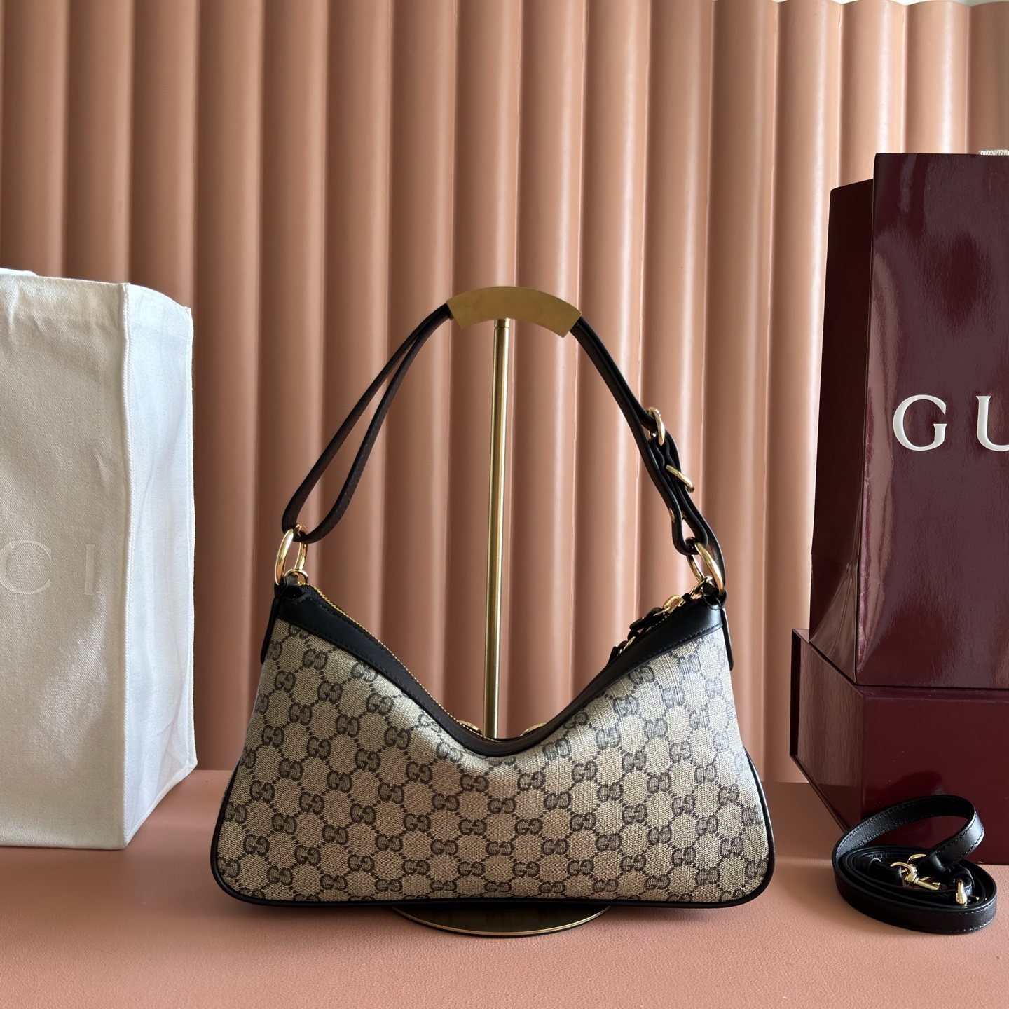 gucci sac hobo compact à mors doré et chaîne - vue 17