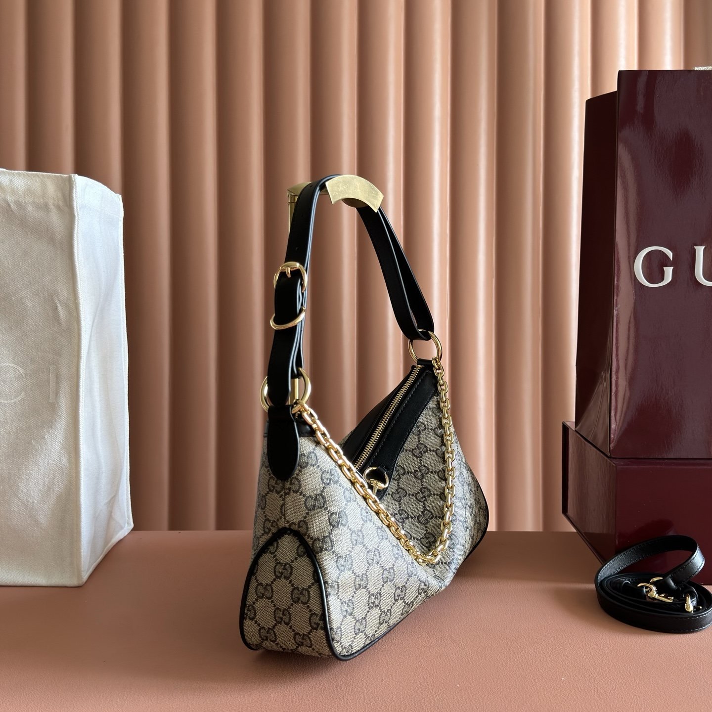gucci sac hobo compact à mors doré et chaîne - vue 18