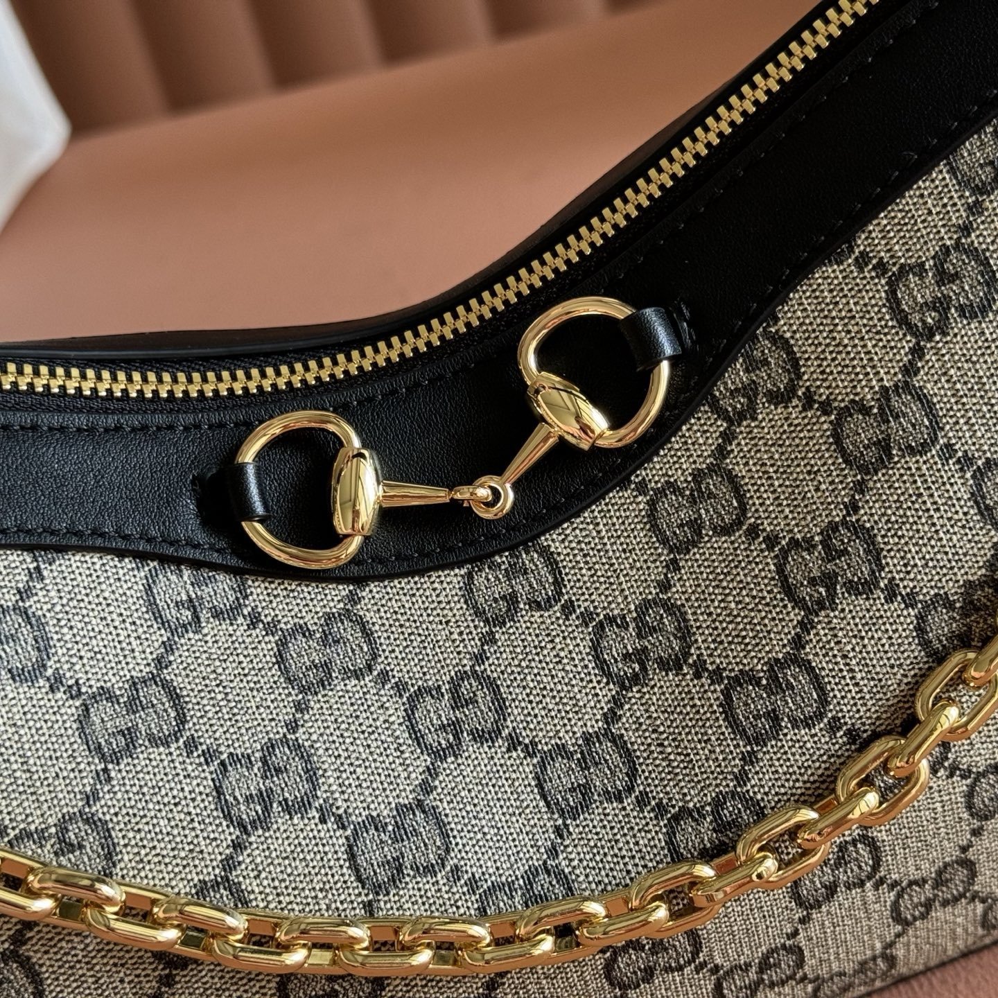 gucci sac hobo compact à mors doré et chaîne - vue 19