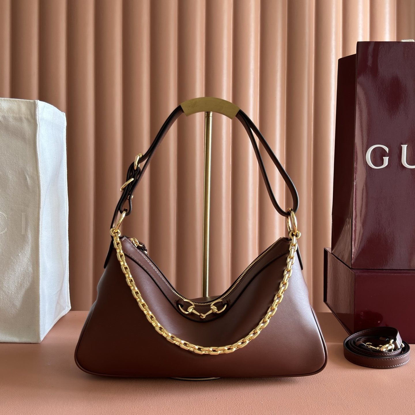 gucci sac hobo compact à mors doré et chaîne - vue 6
