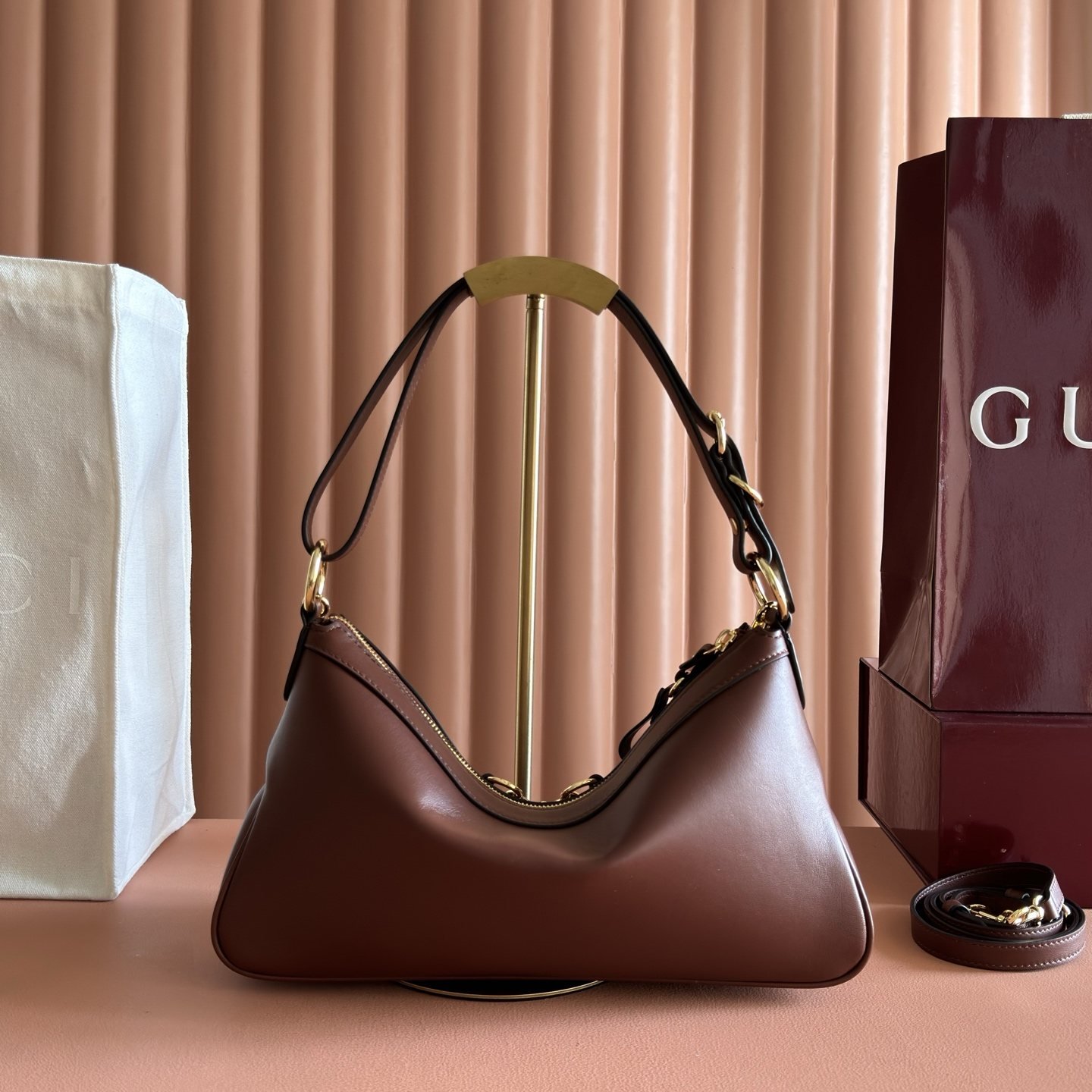 gucci sac hobo compact à mors doré et chaîne - vue 7