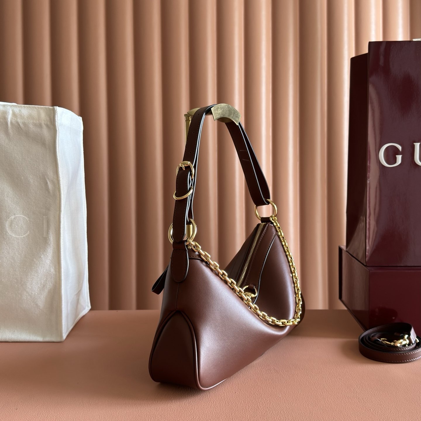 gucci sac hobo compact à mors doré et chaîne - vue 8