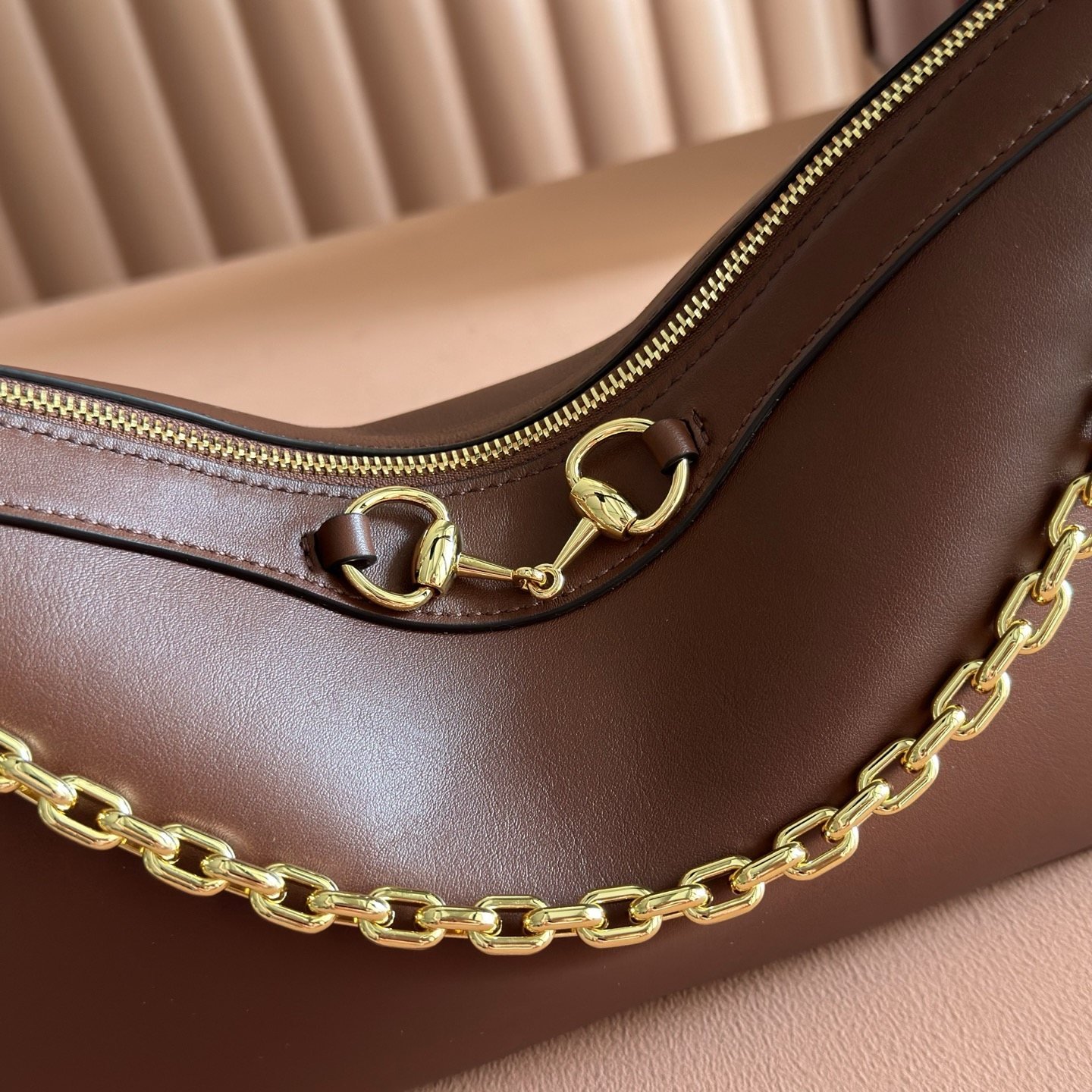 gucci sac hobo compact à mors doré et chaîne - vue 9