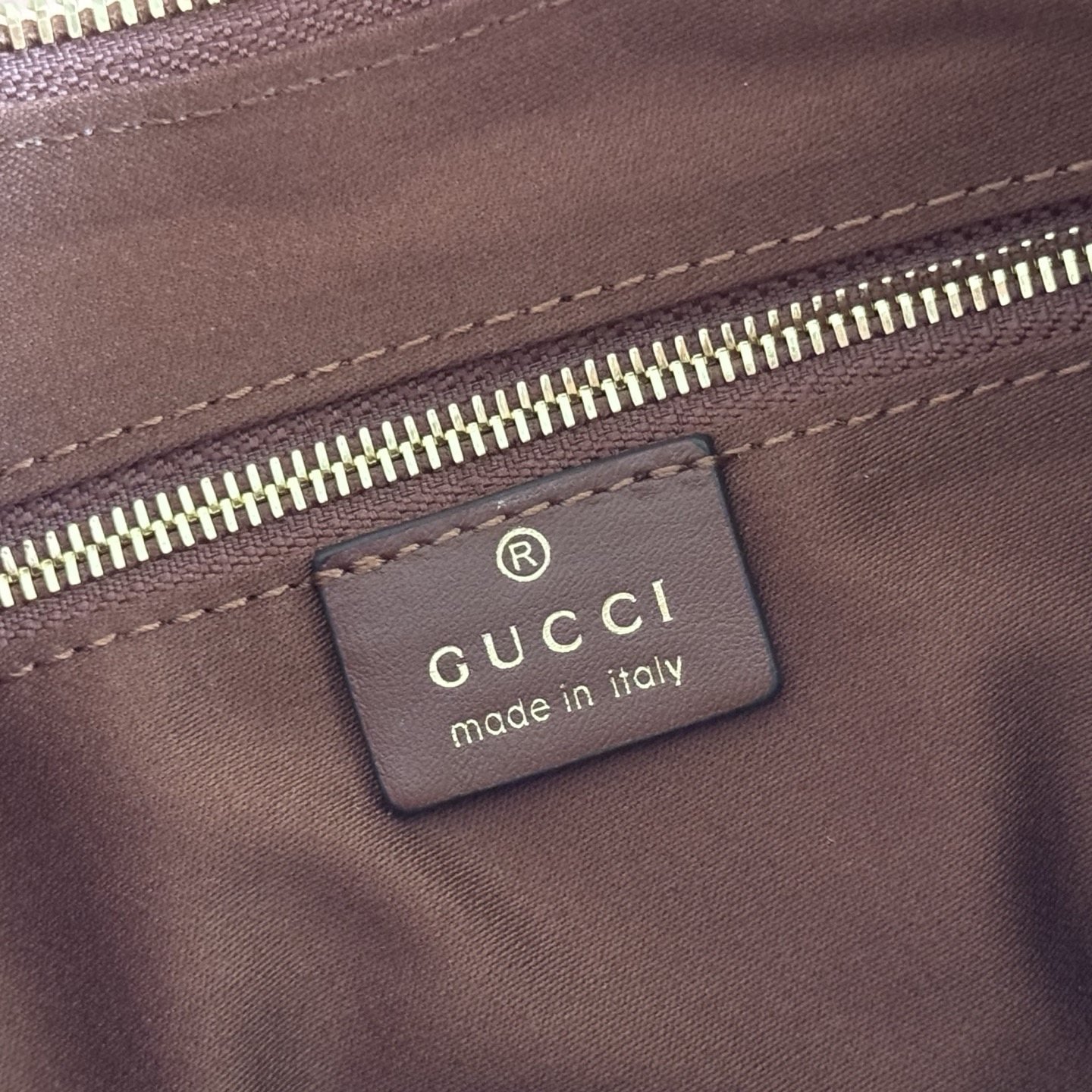 gucci sac hobo compact à mors doré et chaîne - vue 10
