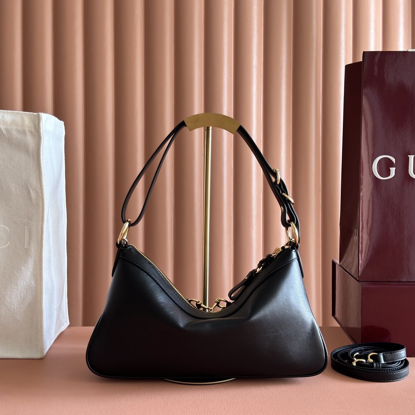 gucci sac hobo compact à mors doré et chaîne - vue 2