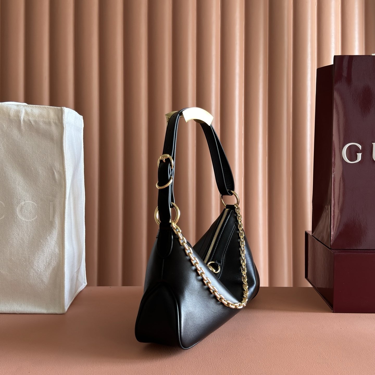 gucci sac hobo compact à mors doré et chaîne - vue 3