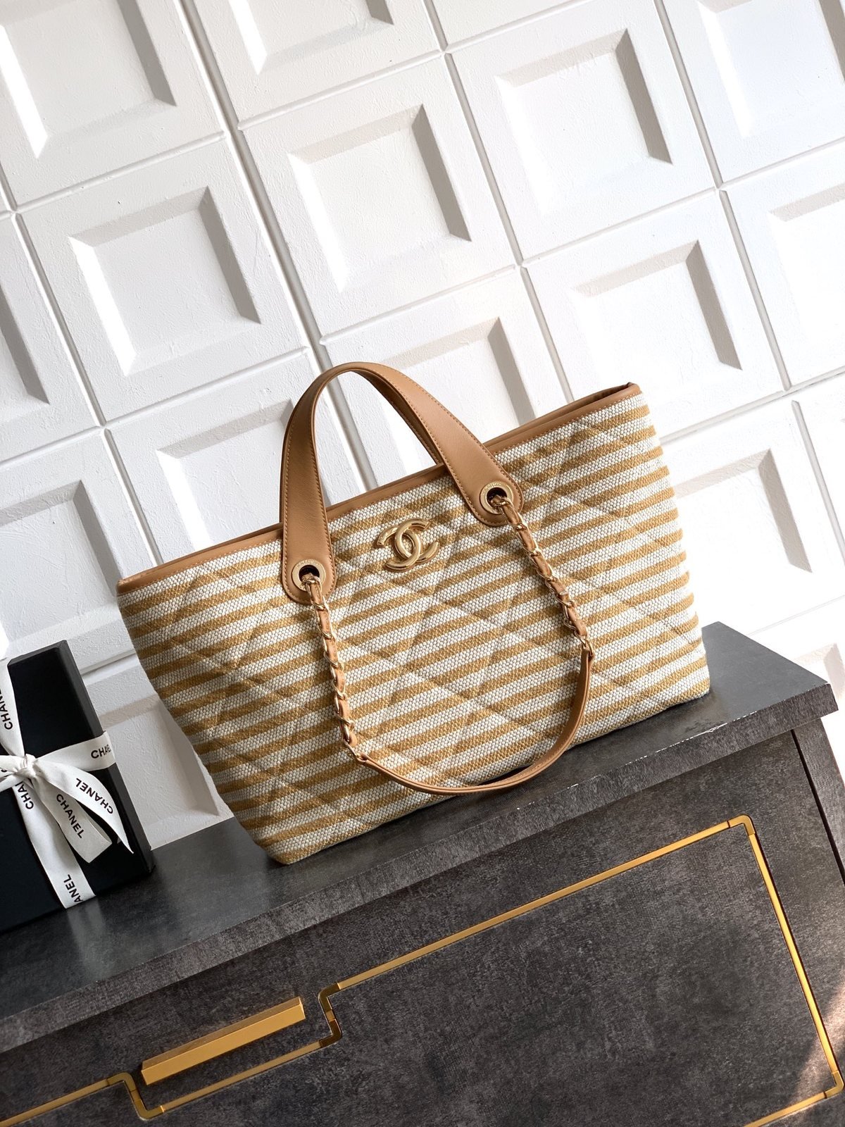 chanel sac cabas rayé à double anse et détails dorés - vue 6