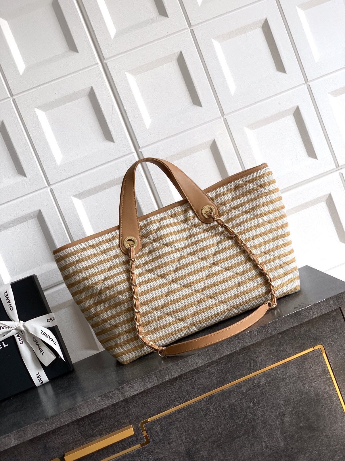 chanel sac cabas rayé à double anse et détails dorés - vue 7