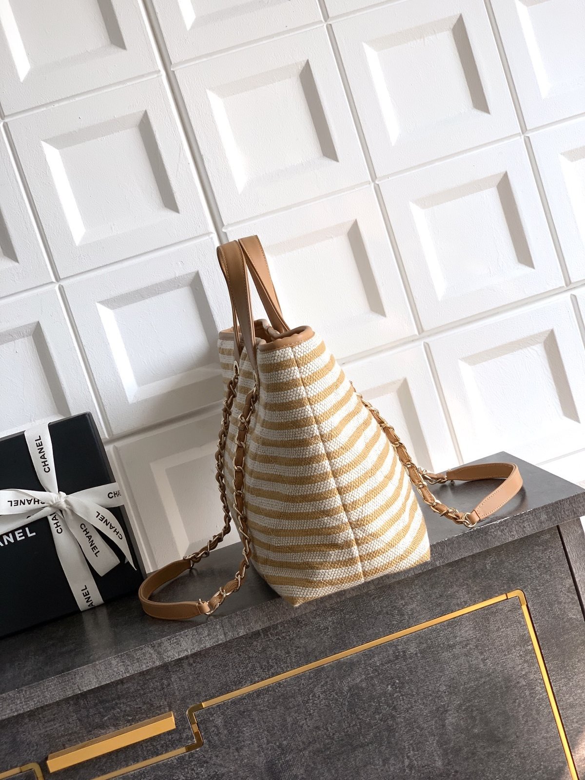 chanel sac cabas rayé à double anse et détails dorés - vue 8