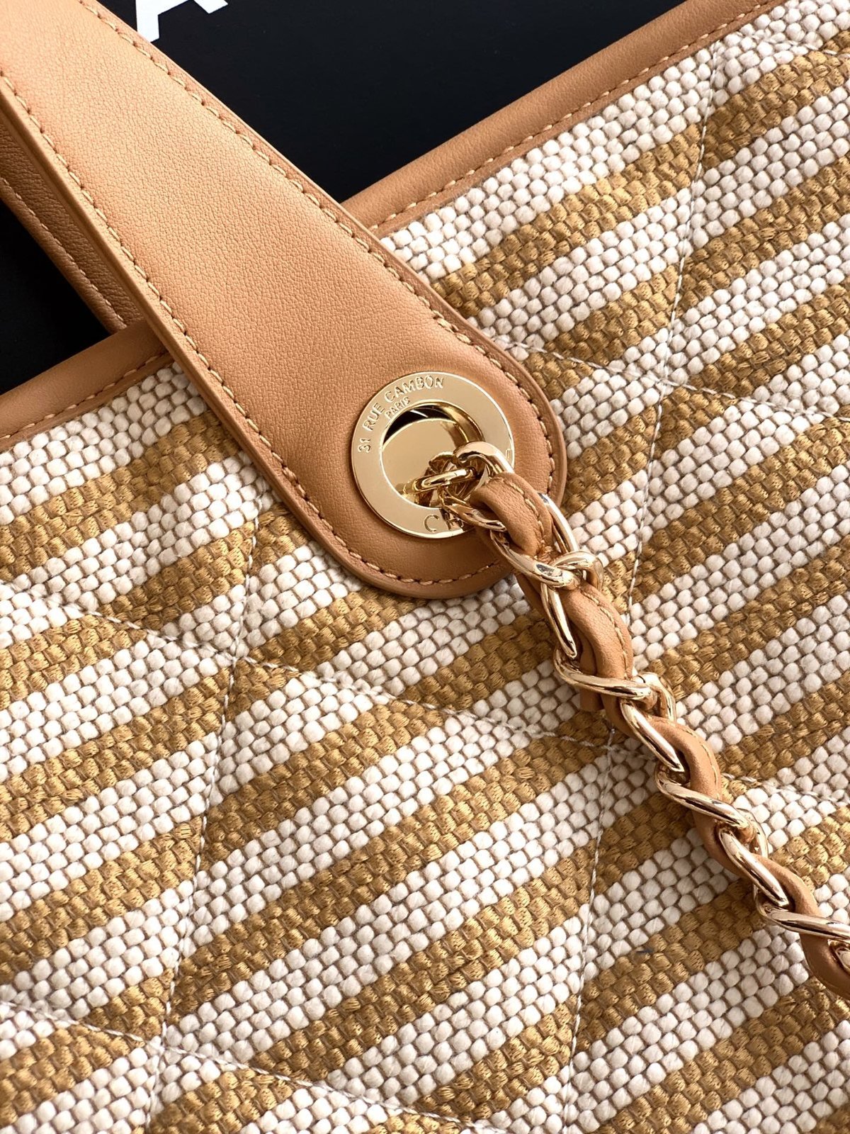 chanel sac cabas rayé à double anse et détails dorés - vue 9