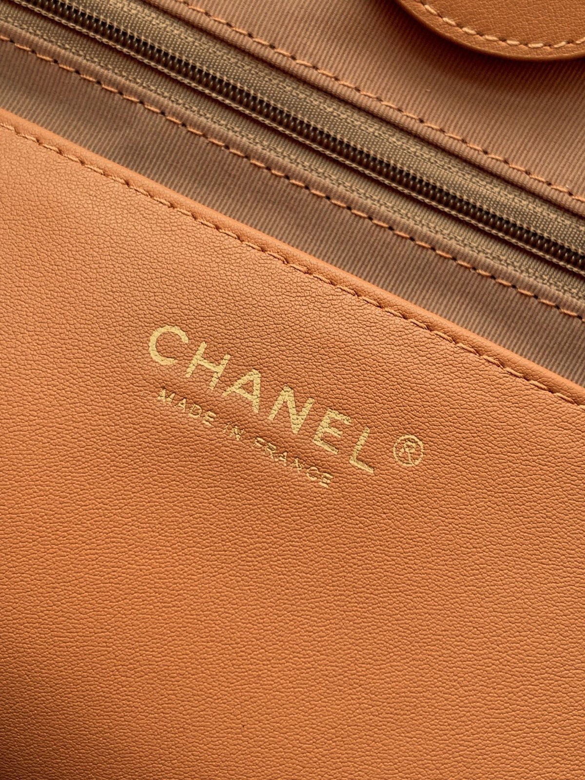chanel sac cabas rayé à double anse et détails dorés - vue 10