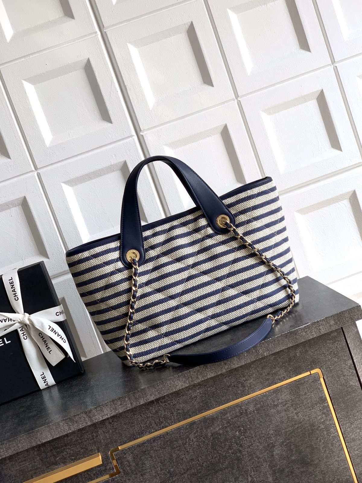 chanel sac cabas rayé à double anse et détails dorés - vue 2